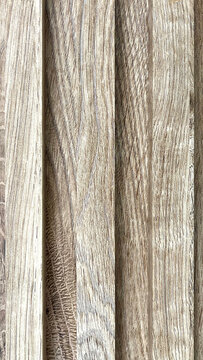 Fondo de paneles de madera natural con listones verticales y vetas detalladas en tonos claros, ideal para conceptos de dise&ntilde;o de interiores moderno, arquitectura y decoraci&oacute;n