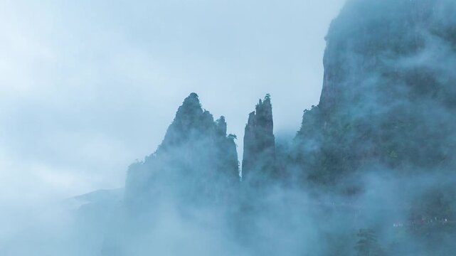 Aerial view of the sea of ​​clouds after rain at Mangshan Wuzhifeng Peak, Yizhang County, Chenzhou, Hunan Province