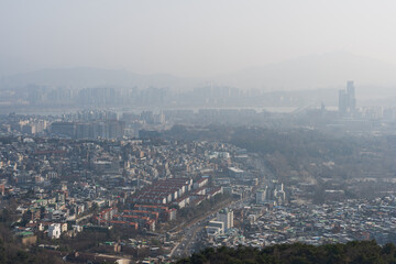 Fototapeta premium Seoul haze over dense riverside cityscape
