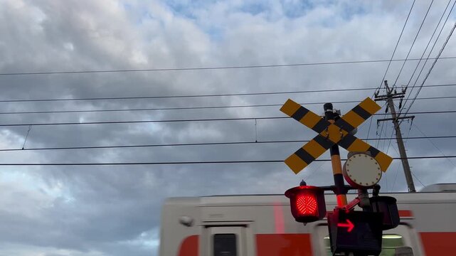 踏切を通過する電車