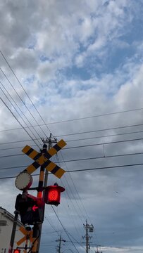 踏切と降りる遮断機