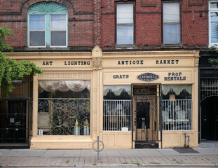 Obraz premium Old building with store selling antiques and renting props for theatrical use