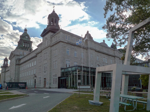 Entr&eacute;e principale du C&eacute;gep de La Pocati&egrave;re, Qu&eacute;bec.
