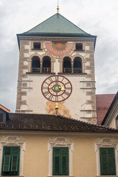 Il campanile storico con orologio e meridiana dell'Abbazia di Novacella a Varna, Alto Adige.