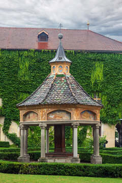 Lo storico Pozzo delle Meraviglie nel cortile dell'Abbazia di Novacella a Varna, Alto Adige.