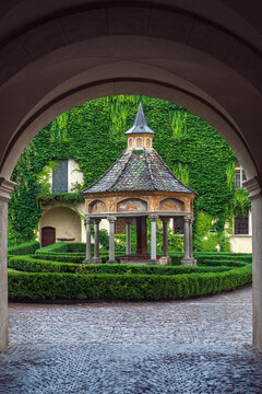Lo storico Pozzo delle Meraviglie nel cortile dell'Abbazia di Novacella a Varna, Alto Adige.