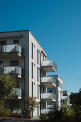 Obraz premium Wohnungen werden viele gebraucht, nicht jeder findet die passende, Balkon am Neubau 