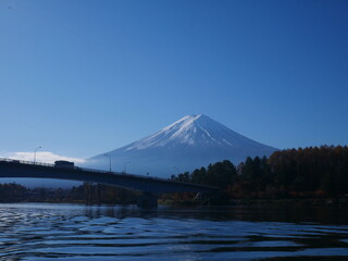 Fototapeta premium Mount Fuji with the bridge and lake - Kawaguchiko, Japan