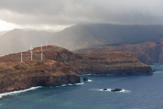 Paysage c&ocirc;tier dramatique depuis Ponta do Rosto sur l&rsquo;&icirc;le de Mad&egrave;re
