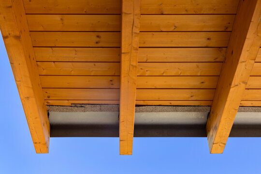 Tettoia con travi di legno e cielo