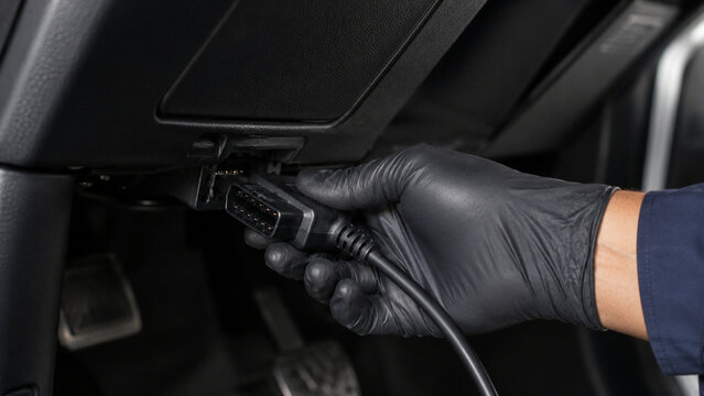 Connecting OBD II Diagnostic Scanner to Car Diagnostic Port