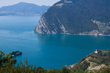 Il lago d'Iseo è uno splendido e tranquillo lago glaciale situato nella regione Lombardia, nell'Italia settentrionale. © Ivan