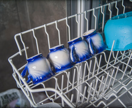 clean cups in washing machine