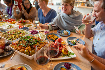 Obraz premium Joyful dinner with diverse friends