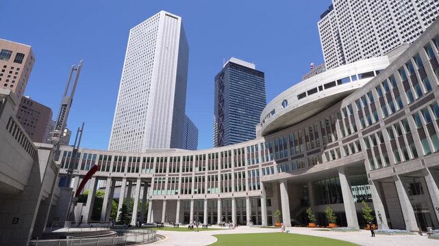 新宿副都心に立ち並ぶ高層ビルとオフィス街の風景