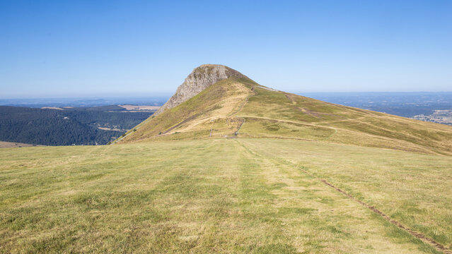 La Banne d'Ordanche est un sommet d'origine volcanique situ&eacute; dans les monts Dore, dans le d&eacute;partement du Puy-de-D&ocirc;me. Culminant &agrave; une altitude de 1 512 m, elle surplombe la ville de La Bourboule.