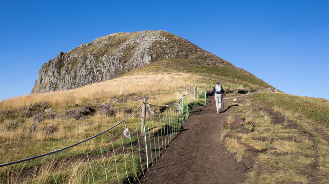 La Banne d'Ordanche est un sommet d'origine volcanique situ&eacute; dans les monts Dore, dans le d&eacute;partement du Puy-de-D&ocirc;me. Culminant &agrave; une altitude de 1 512 m, elle surplombe la ville de La Bourboule.