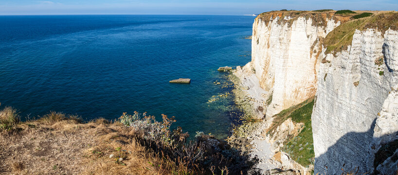 Paisaje panor&aacute;mico con vistas a los acantilados blancos de la costa de alabastro en Etretat, costa de Normand&iacute;a en Francia, sobre mar azul, viajando en verano 2022
