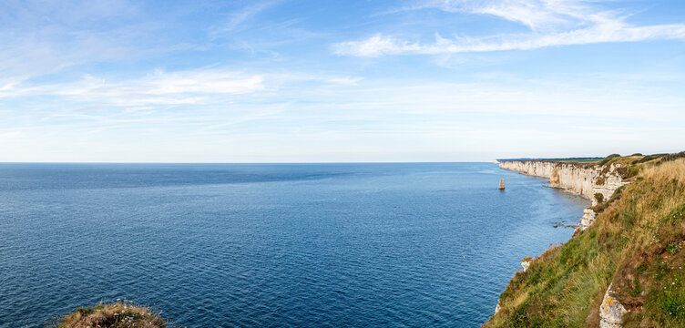 Vista a&eacute;rea panor&aacute;mica de los acantilados de Etretat en la costa derecha, sobre un mar azul inmenso en un dia de verano viajando por la Normand&iacute;a Francesa en verano de 2022