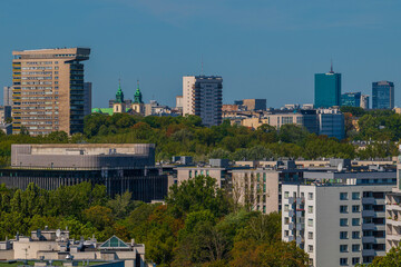 Panorama Warszawy, widok na architekturę miasta, budynki mieszkalne słynny "młotek"i wieże kościołów w słoneczny dzień © smoku7979