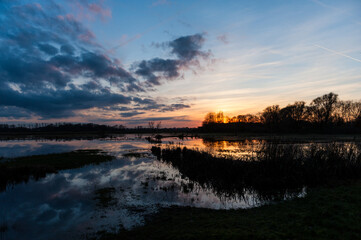 Outdoor wide-angle shot of a sunset at the Bourgoyen. © Goldilock Project