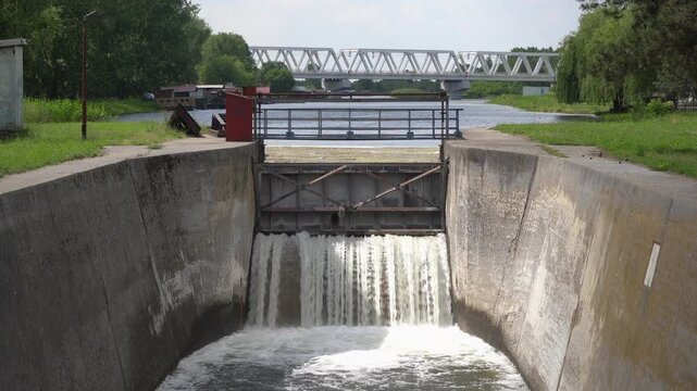 Hydrotechnical sluice gate regulating head differential between canal lock basins