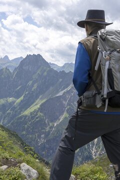 Man, 60-70 (model release available) on the Laufbacher-Eckweg with mountain panorama to H&ouml;fats, 2259m, Allg&auml;u Alps, Allg&auml;u, Bavaria, Germany