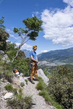 Climbers at the summit, view over the Sarca Valley, multi-pitch climbing, Via la Bellezza della Venere climbing tour, Sarca Valley, Garda Mountains, Dro, Arco, Trentino-Alto Adige, Italy