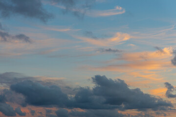 Obraz premium Beautiful view of cloud pattern on the sunset sky.