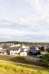 Fototapeta premium 平荘湖の散歩道から望む瓦屋根が連なる平荘町池尻（兵庫県加古川市）