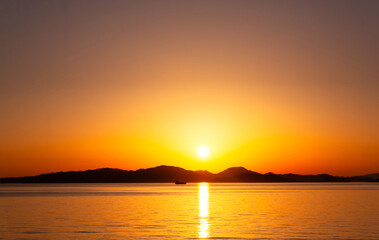 Fototapeta premium 愛媛県・松山から望む瀬戸内海の夕日