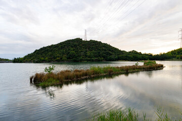 Fototapeta premium 散歩道から望む平荘湖（兵庫県加古川）