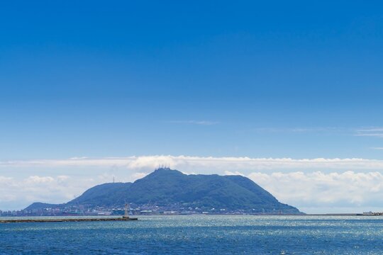 夏の北海道・函館山と函館湾を望む 