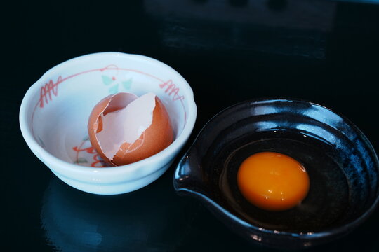 Fresh Raw Egg with Cracked Eggshell for Cooking Ingredient - 新鮮な生卵と割り割られた卵の殻
