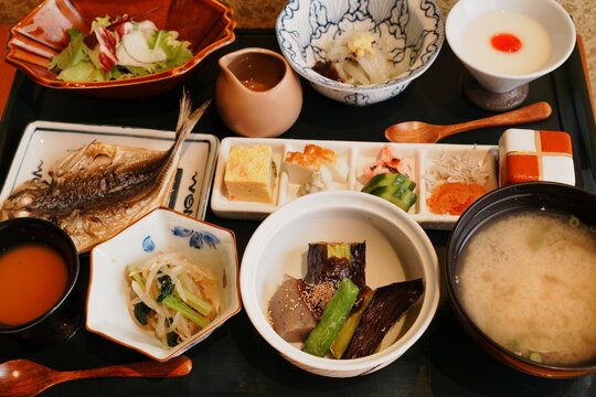 Traditional Japanese Ryokan breakfast set with side dishes, grilled fish, and rice - 日本料理 旅館の贅沢な朝食 日本の伝統的な和食膳
