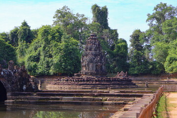 Obraz premium Ancient Neak Pean Temple Sanctuary Reflected in Central Sacred Pond, Siem Reap, Cambodia