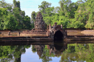 Obraz premium Ancient Neak Pean Temple Sanctuary Reflected in Central Sacred Pond, Siem Reap, Cambodia