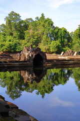 Obraz premium Ancient Neak Pean Temple Sanctuary Reflected in Central Sacred Pond, Siem Reap, Cambodia