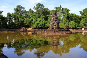 Obraz premium Ancient Neak Pean Temple Sanctuary Reflected in Central Sacred Pond, Siem Reap, Cambodia