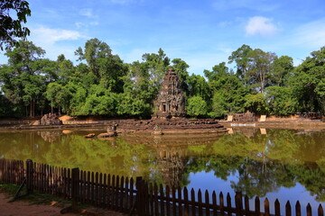 Obraz premium Ancient Neak Pean Temple Sanctuary Reflected in Central Sacred Pond, Siem Reap, Cambodia