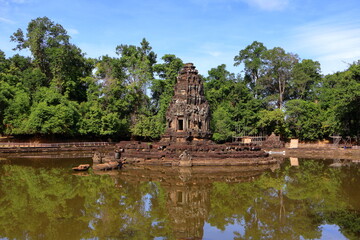 Obraz premium Ancient Neak Pean Temple Sanctuary Reflected in Central Sacred Pond, Siem Reap, Cambodia