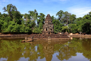 Obraz premium Ancient Neak Pean Temple Sanctuary Reflected in Central Sacred Pond, Siem Reap, Cambodia