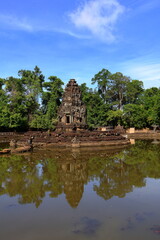 Obraz premium Ancient Neak Pean Temple Sanctuary Reflected in Central Sacred Pond, Siem Reap, Cambodia