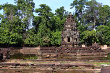 Obraz premium Ancient Neak Pean Temple Sanctuary Reflected in Central Sacred Pond, Siem Reap, Cambodia