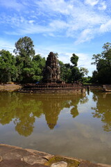 Obraz premium Ancient Neak Pean Temple Sanctuary Reflected in Central Sacred Pond, Siem Reap, Cambodia