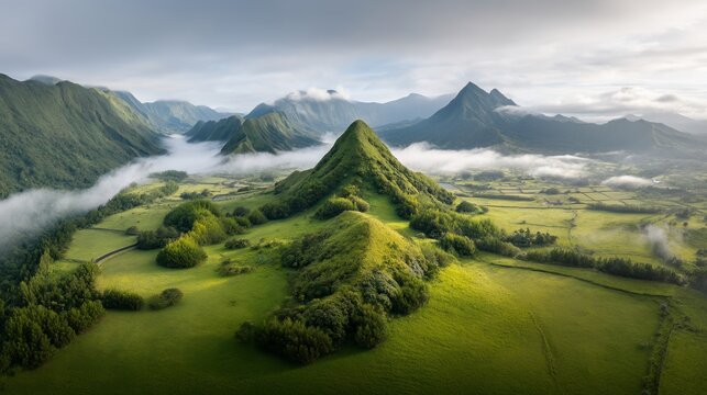 Paisagem exuberante e verdejante com um pico triangular impressionante. Colinas e vales ondulados abra&ccedil;am o c&eacute;u nublado.