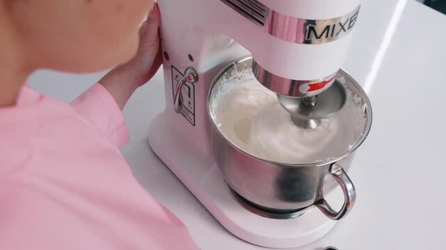 Whipping meringue in a stand mixer for French macaron preparation