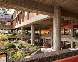 Obraz premium Concrete brutalist building courtyard with lush garden and