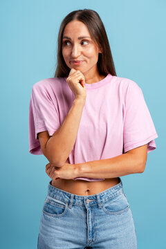 Young woman thinking making a decision looking sideways