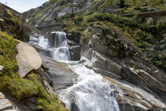 Cascade du Fellibach pr&egrave;s d&rsquo;Andermatt, Alpes suisses